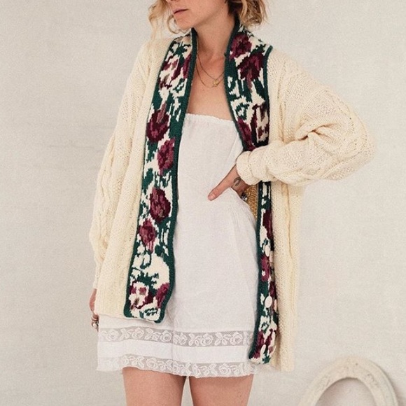 Vintage Sweaters - Vintage Lady Foot Locker Knitted Cream Floral Sweater Cable Knit Cardigan LARGE